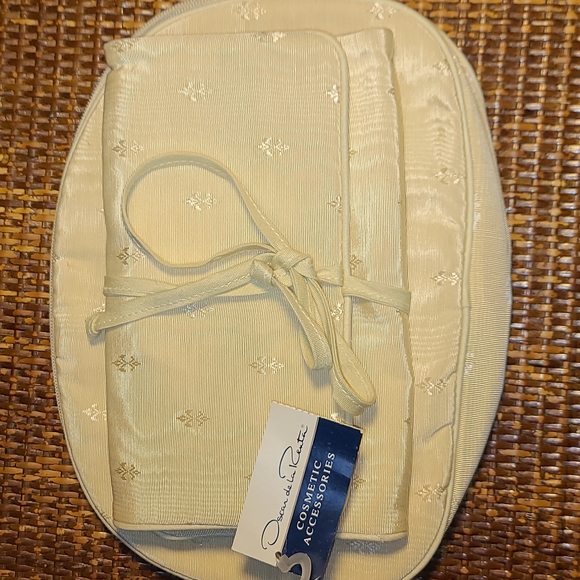 Oscar de la Renta Handbags - 2 piece Oscar de la Renta cosmetic bags